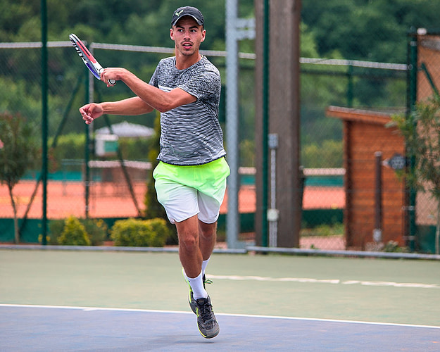 Alexis Delisle pendant l'entrainement à la Mouratoglou Tennis Académie.