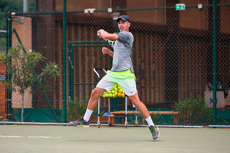 Alexis Delisle pendant l'entrainement à la Mouratoglou Tennis Académie.