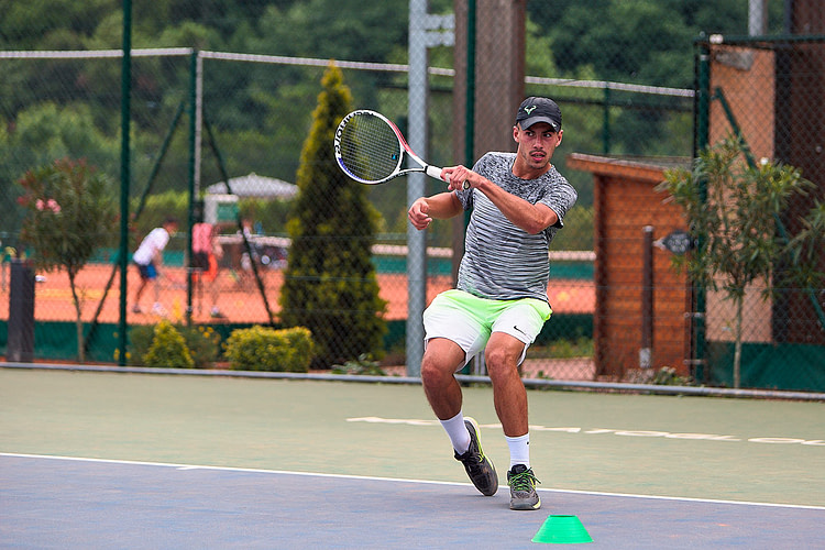 Alexis Delisle pendant l'entrainement à la Mouratoglou Tennis Académie.