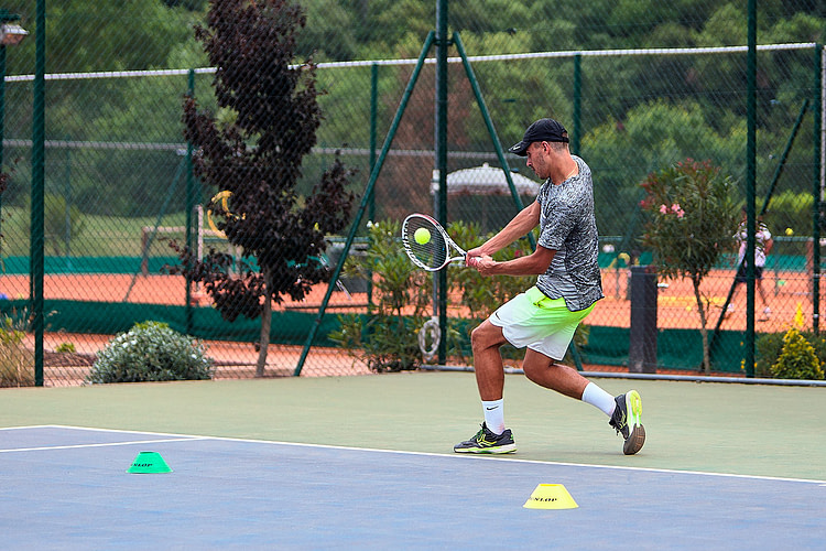 Alexis Delisle pendant l'entrainement à la Mouratoglou Tennis Académie.