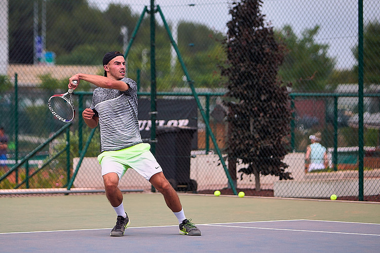 Alexis Delisle pendant l'entrainement à la Mouratoglou Tennis Académie.