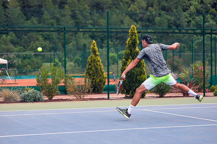 Alexis Delisle pendant l'entrainement à la Mouratoglou Tennis Académie.